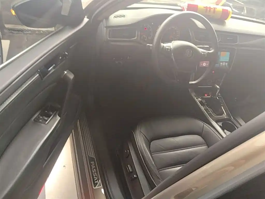 Volkswagen Passat 2017 280TSI DSG Prestige фото 16