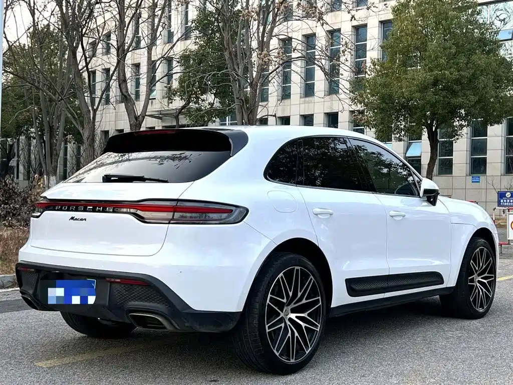 PORSCHE MACAN