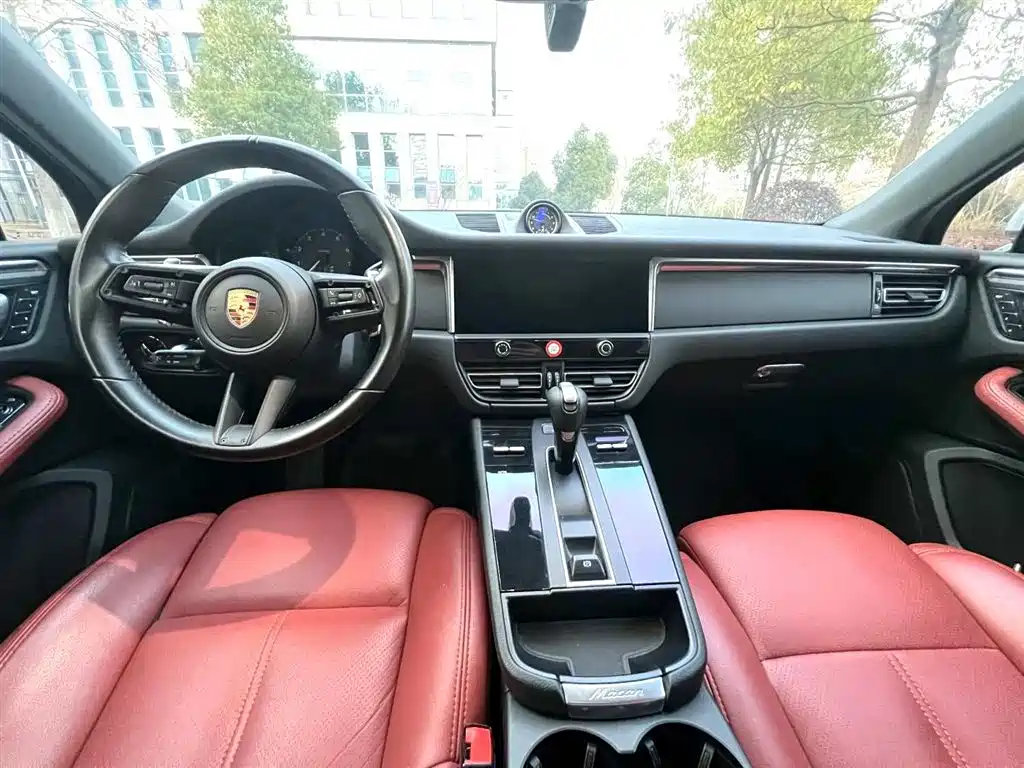 PORSCHE MACAN