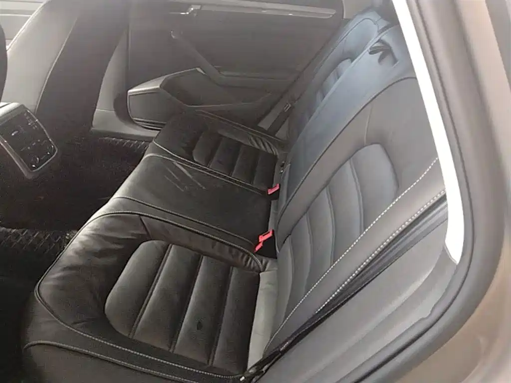 Volkswagen Passat 2017 280TSI DSG Prestige фото 17