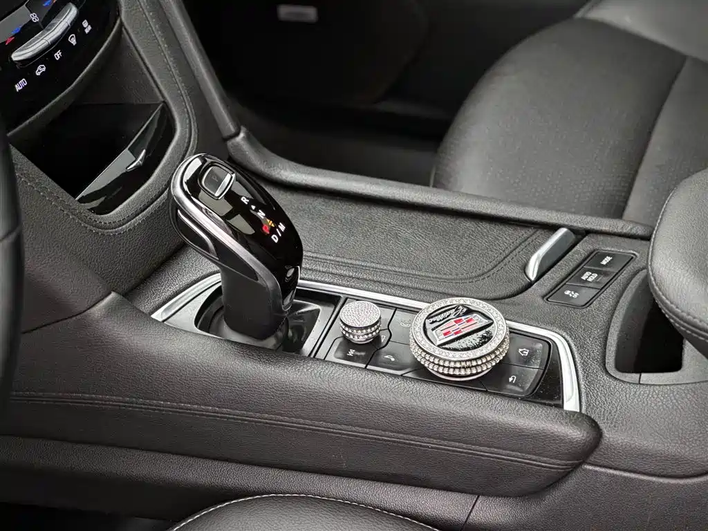 Фото 12 - Cadillac XT6