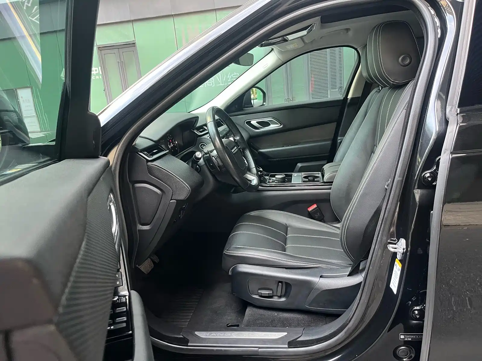 صورة 16 - Land Rover Range Rover Velar