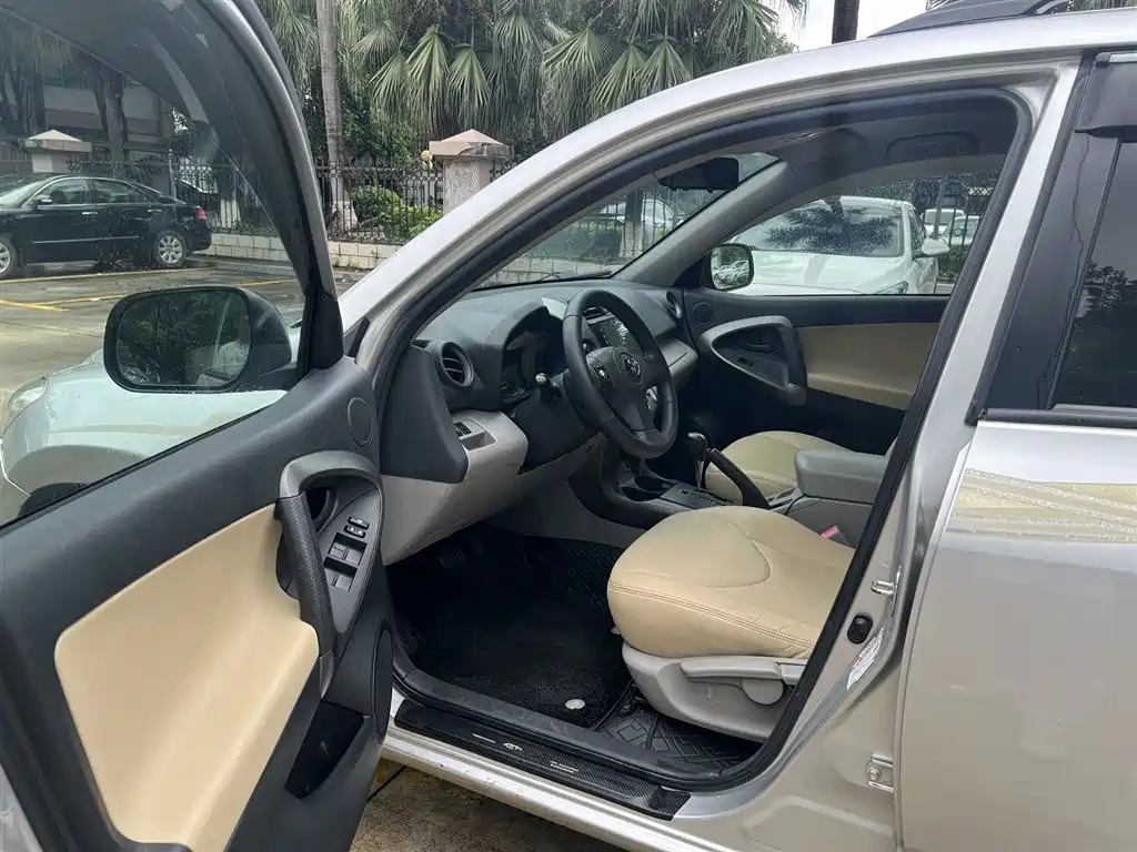 Toyota RAV4 Rongfang 2011 2.0L Automatic Classic Edition фото 4