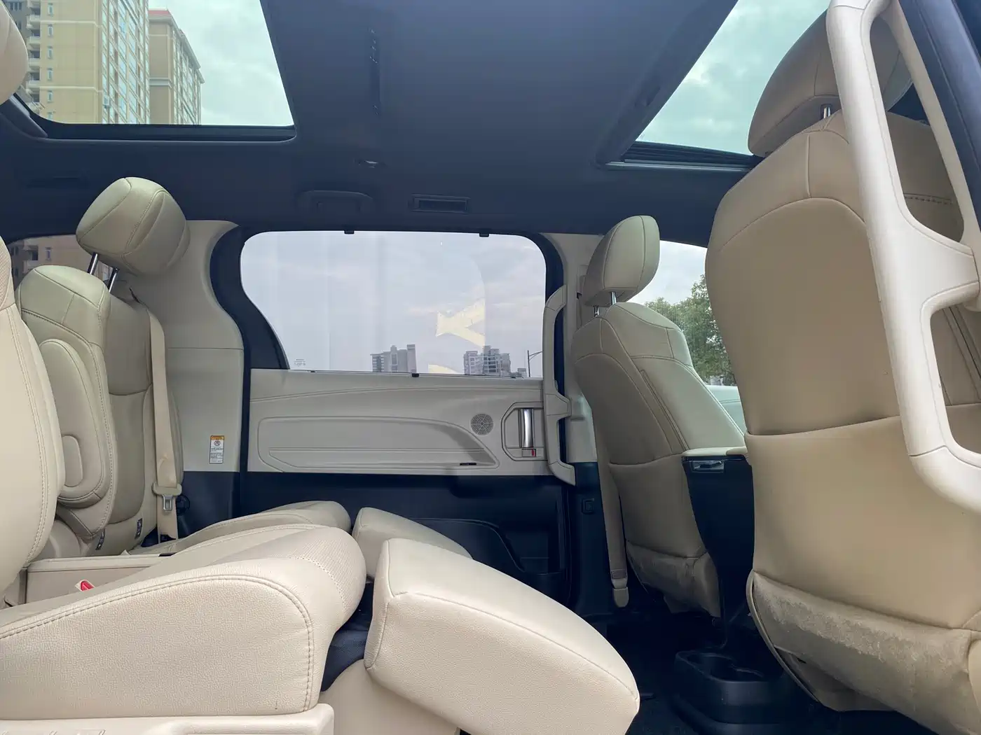 Toyota Sienna 2021 2.5L Hybrid Ultimate Edition фото 14