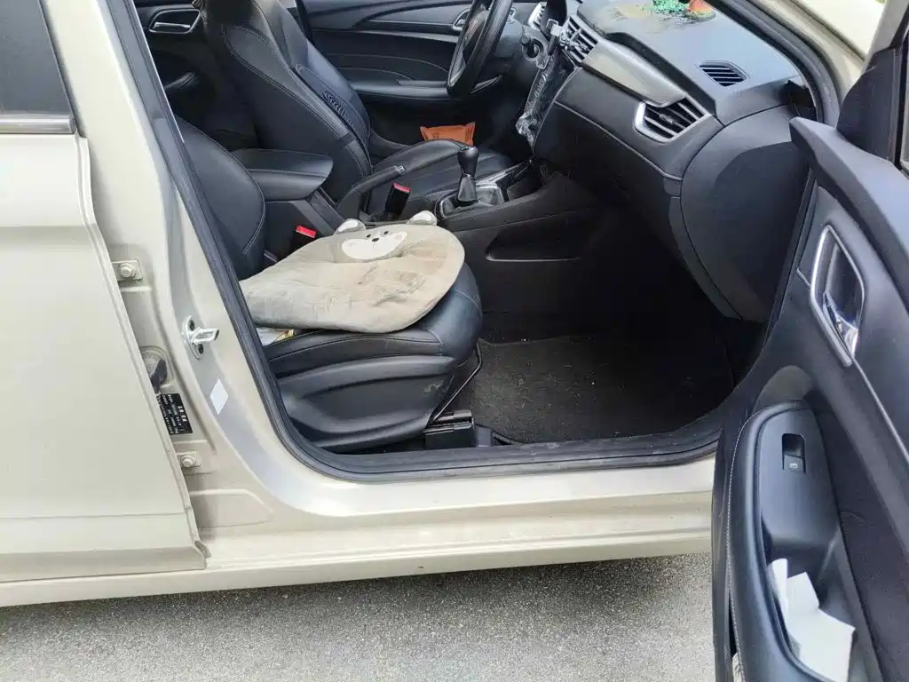 Roewe i5 2019 2020 1.5L Manual 4G Connected Premium Flagship Edition