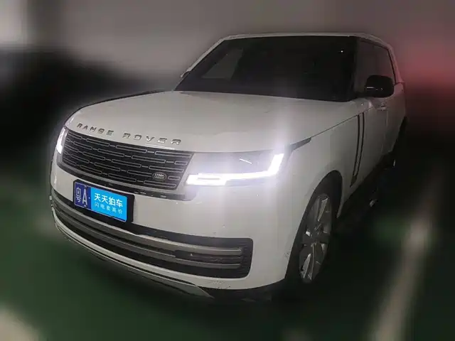 Land Rover Range Rover 2023 3.0 L6 400PS Golden Age 7-Seater Long Wheelbase — фото 1