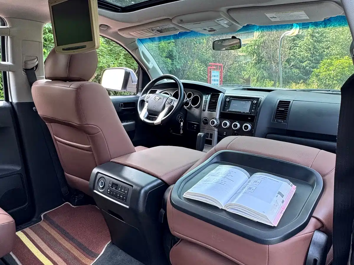 Toyota Sequoia 2010 5.7 Platinum Edition фото 15