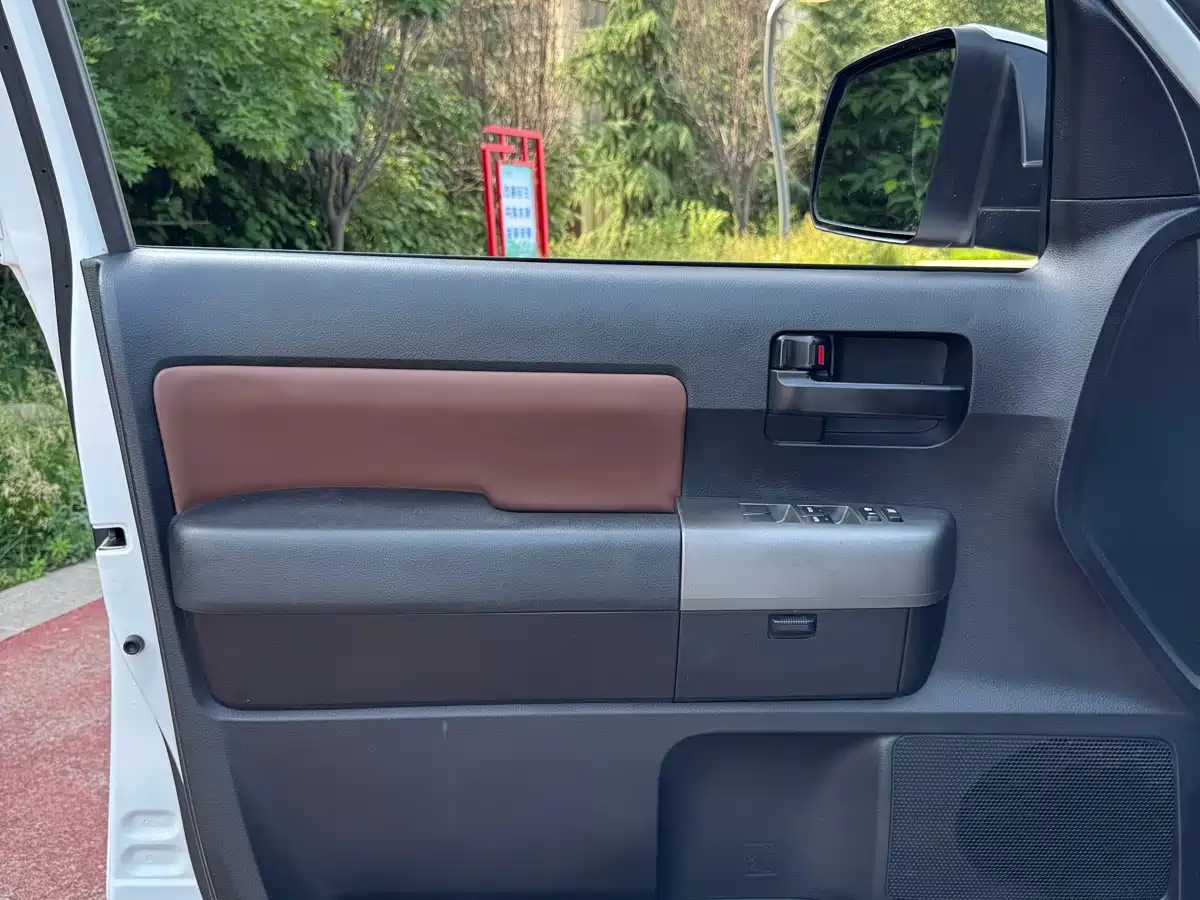 Toyota Sequoia 2010 5.7 Platinum Edition фото 28