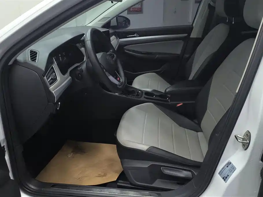 VOLKSWAGEN BORA