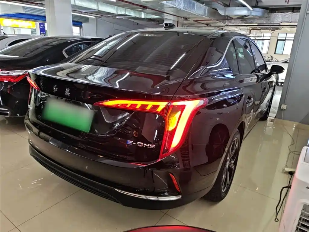 Hongqi E-QM5 2021 Charging Flag Joy Edition фото 7