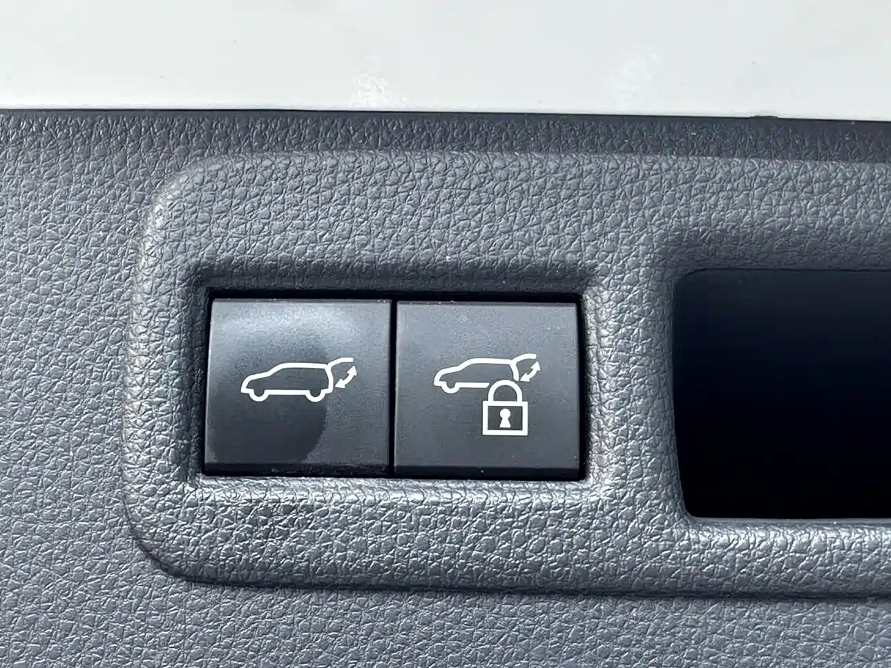 Toyota Venza 2023 2.0L CVT FWD Premium фото 8