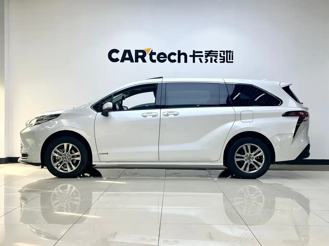 Toyota Sienna 2023 2.5L Hybrid Comfort Edition фото 6