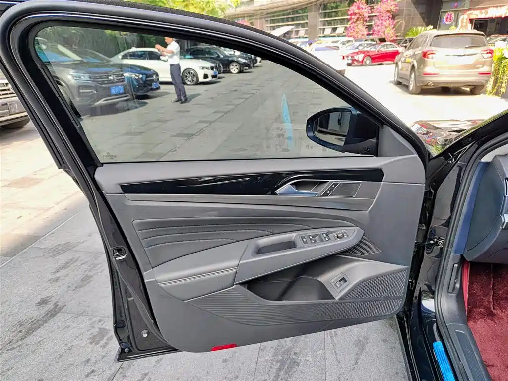 Volkswagen Passat 2025 Outstanding 380TSI Starlight Dragon Soaring Edition фото 6