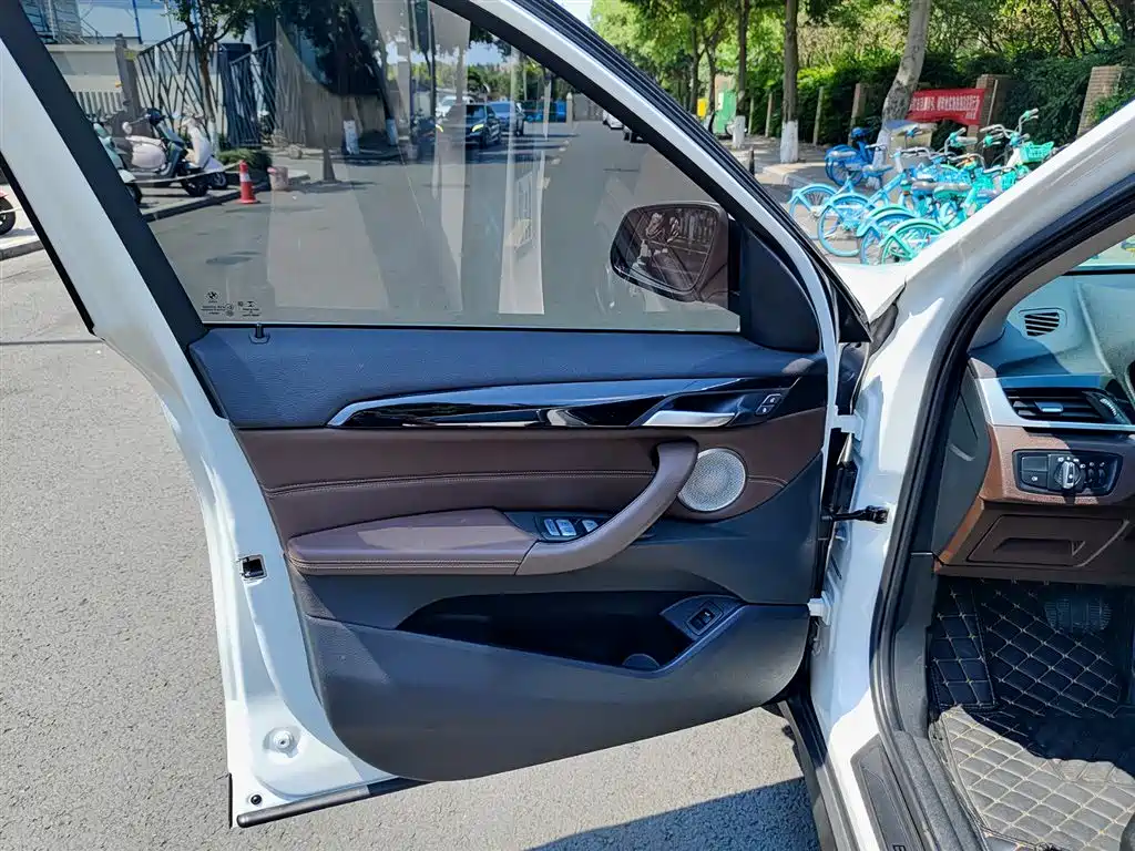 BMW X1 2022 sDrive25Li Leading фото 6