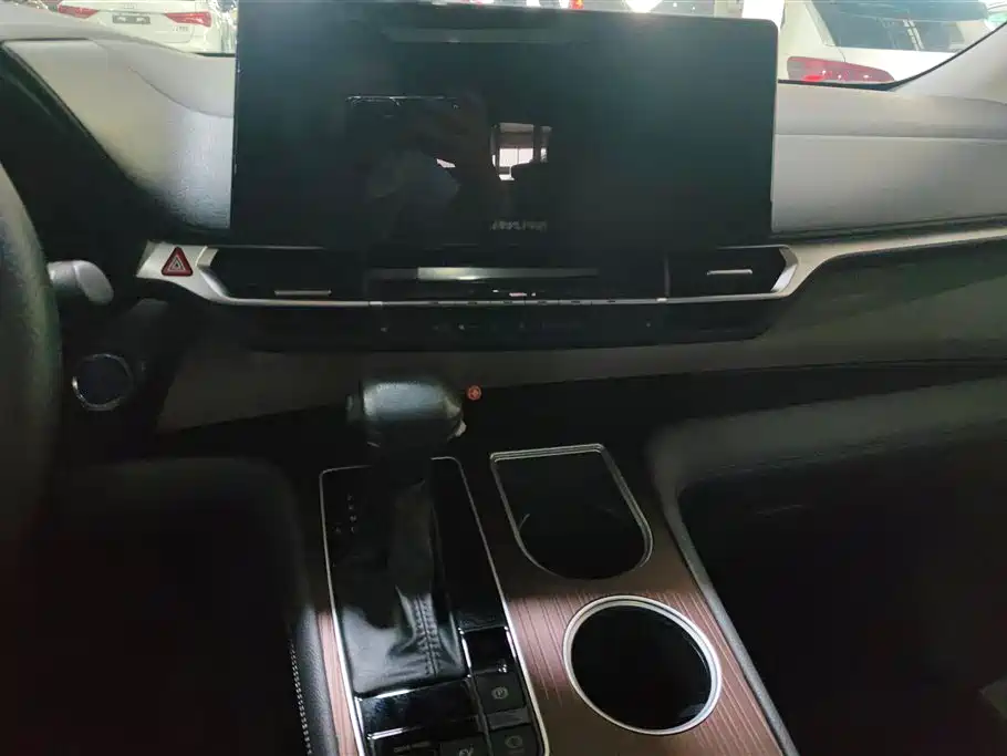 Toyota Granvia 2023 2.5L Hybrid Luxury Edition фото 13