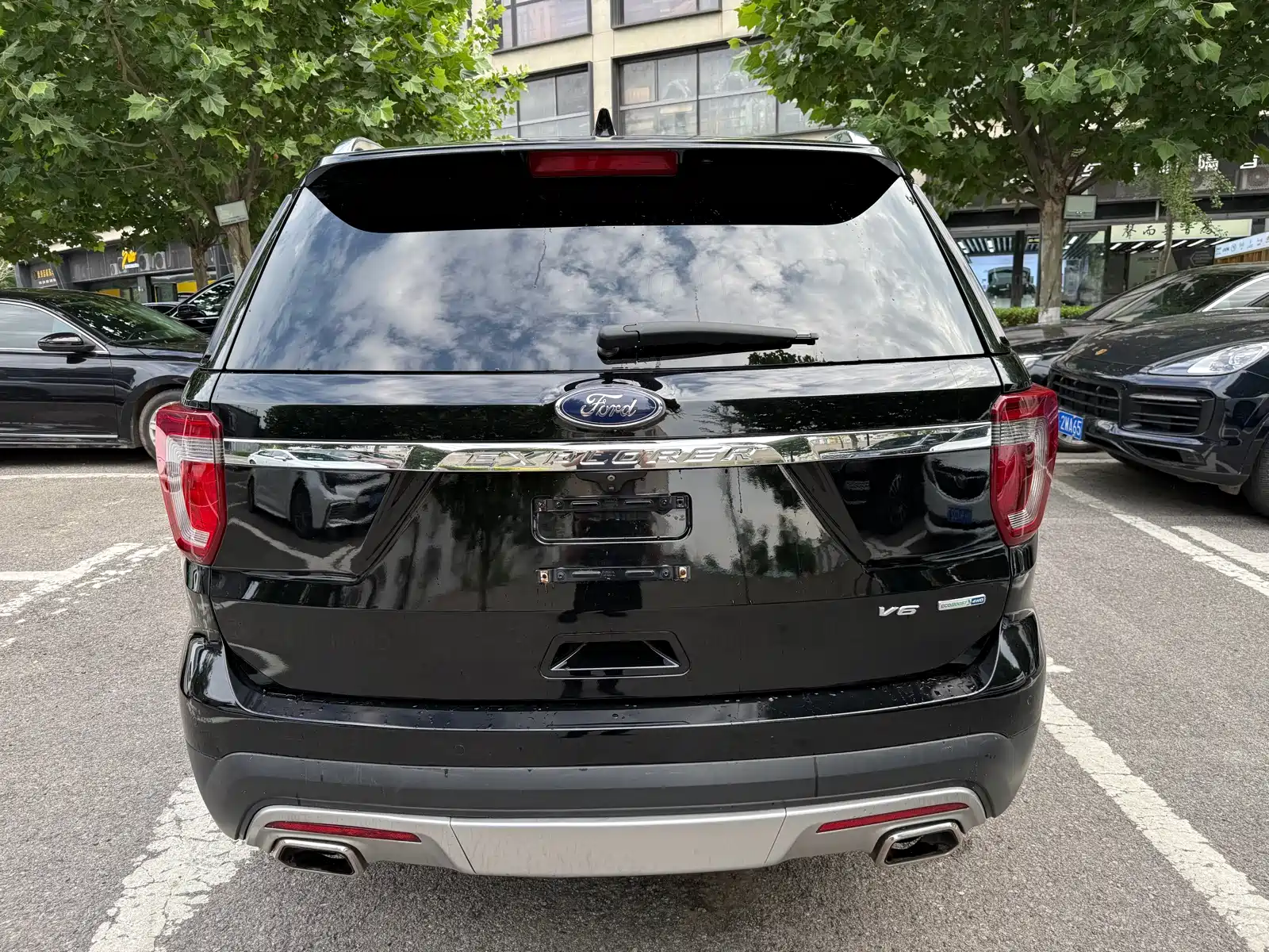 Photo 5 - Ford Explorer (Import)