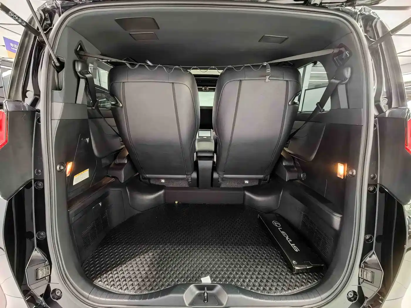 Lexus LM 2020 300h 4-Seat Imperial Edition фото 4