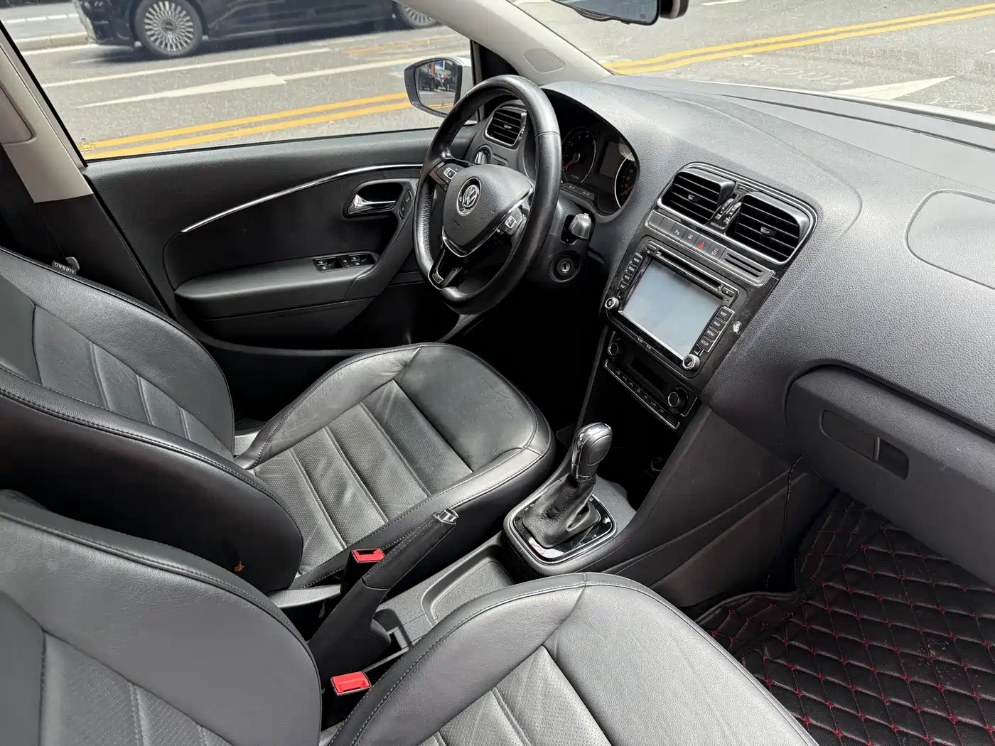 Volkswagen Polo 2014 1.6L Automatic Luxury Edition фото 13