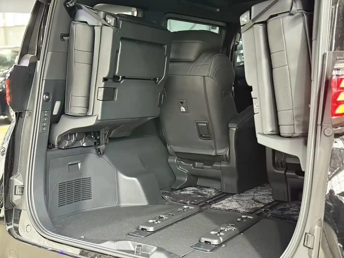 Toyota Alphard 2024 Hybrid 2.5L Prestige Edition фото 11