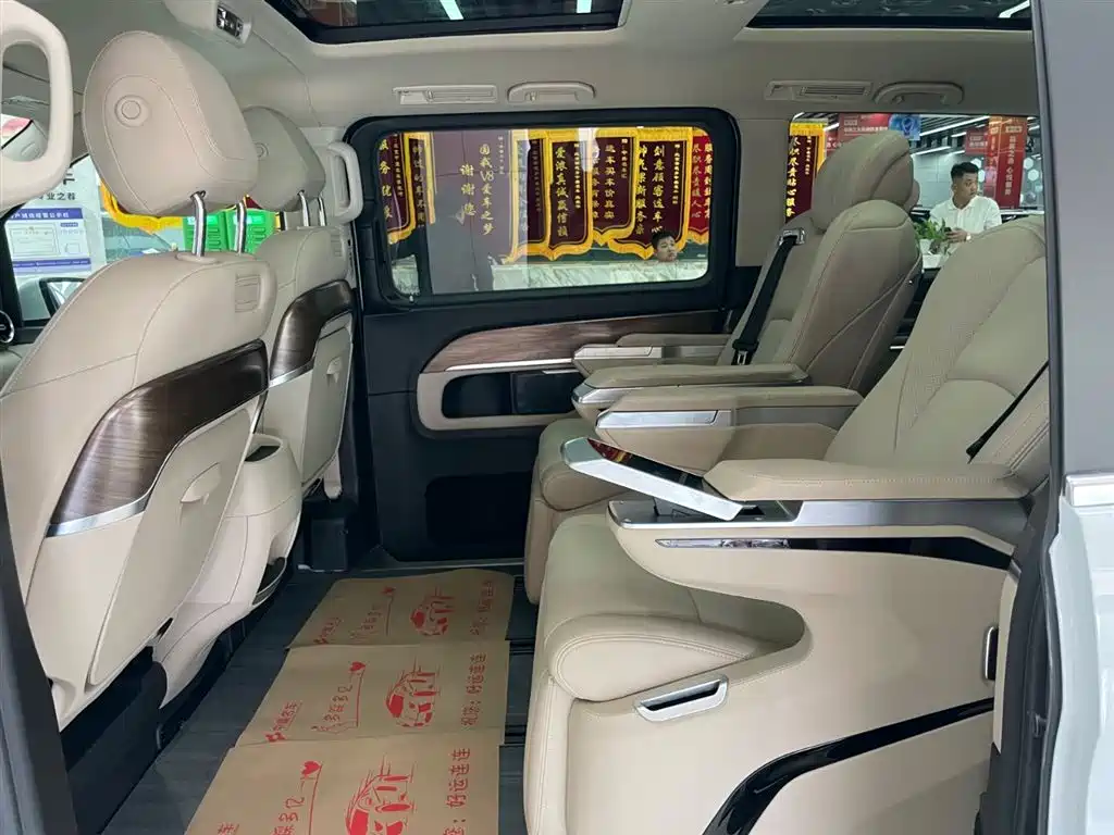 Mercedes-Benz V-Class 2021 V 260 L Long Wheelbase Premium Edition фото 15