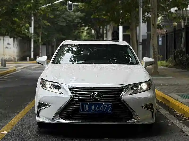 Фото 2 - Lexus ES
