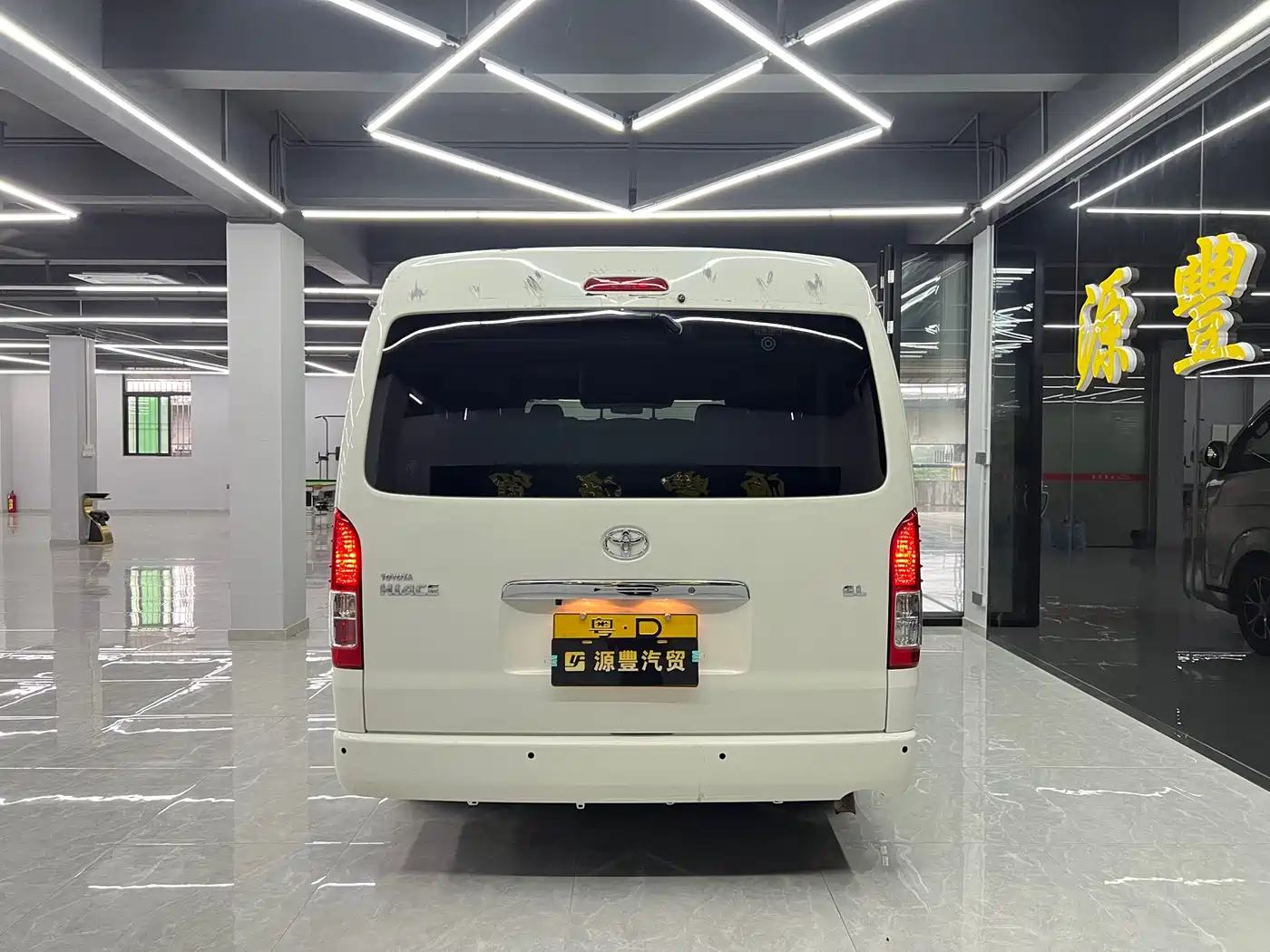 Toyota HIACE 2011 2.7L Manual Standard 10-seater фото 4