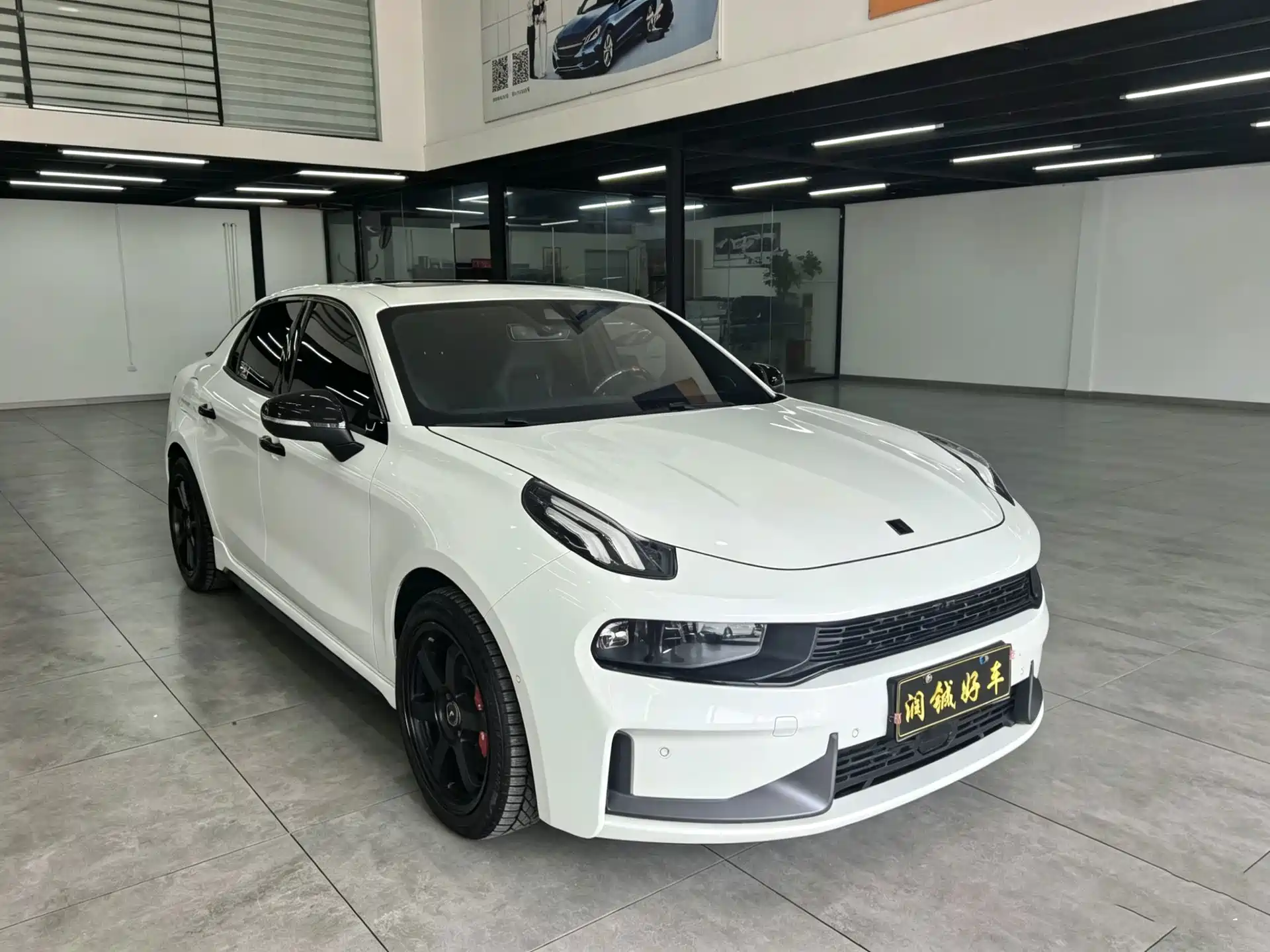 Фото 3 - Lynk & Co 03