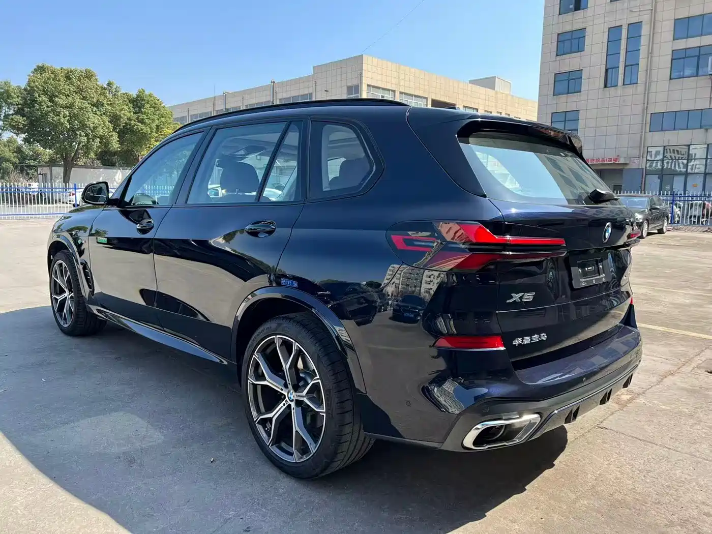 BMW X5 2025 Model xDrive 30Li M Sport Blackout Package фото 7