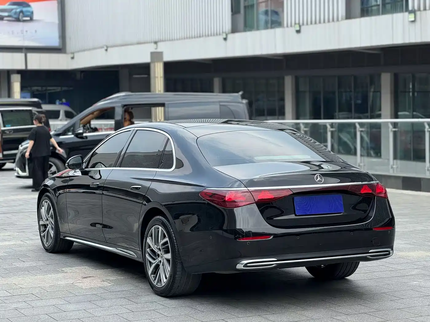 Mercedes-Benz E-Class 2024 E 300 L Fashion фото 9