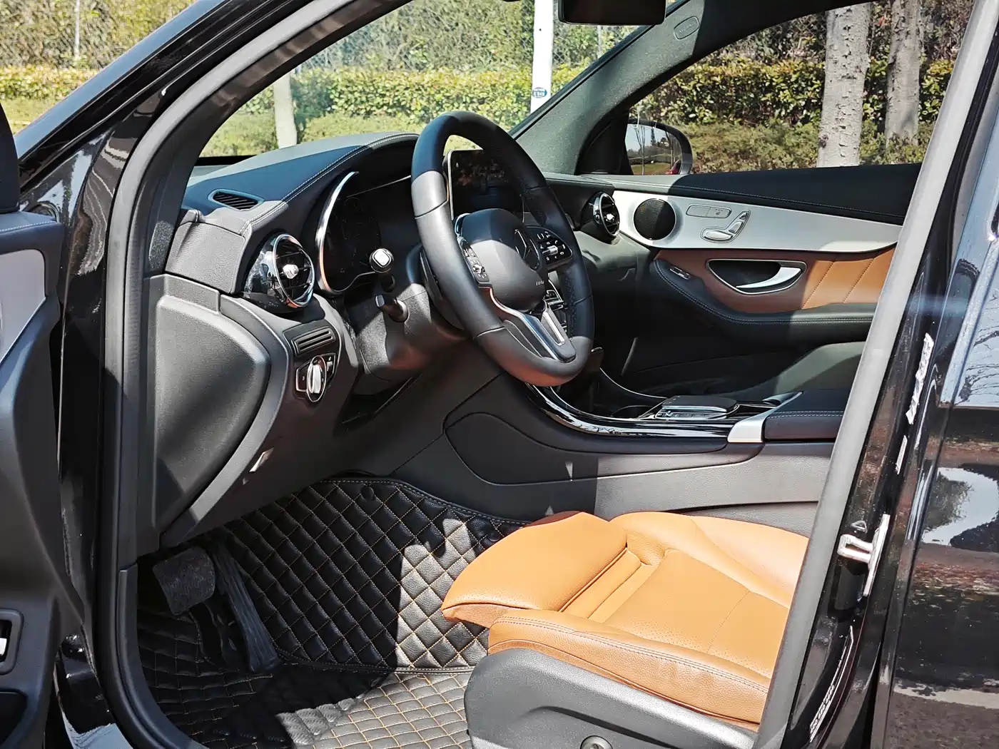 Mercedes-Benz GLC Coupe 2023 Model GLC 260 4MATIC Coupe SUV фото 11