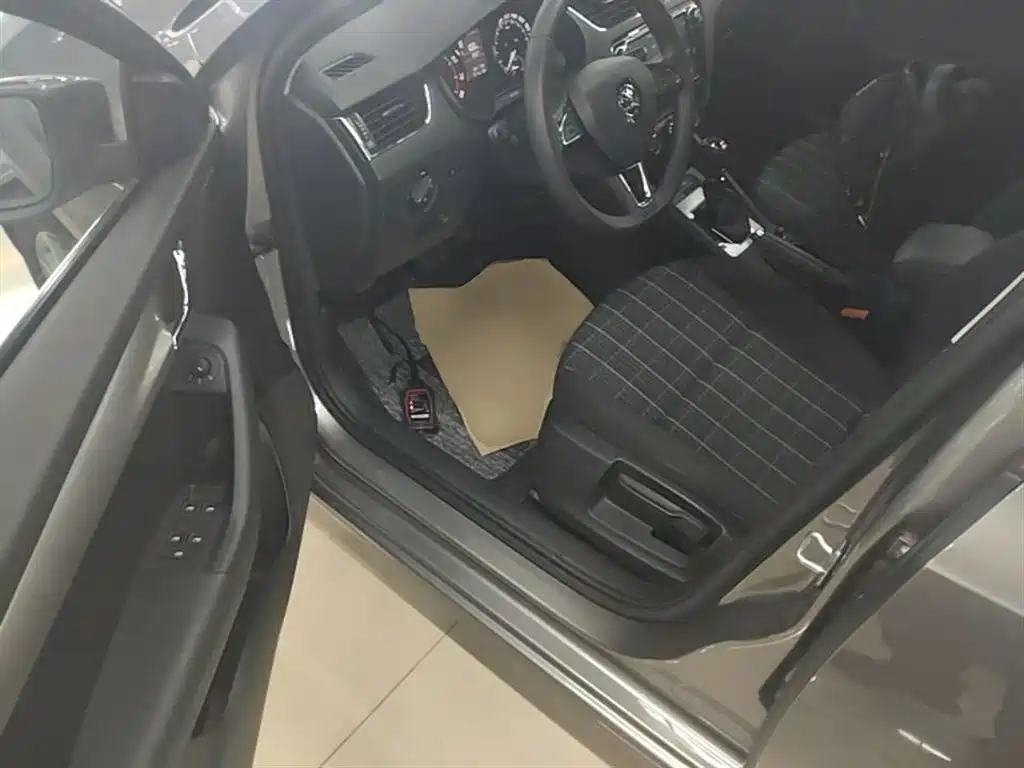 Škoda Octavia 2018 1.6L Automatic Comfort фото 16