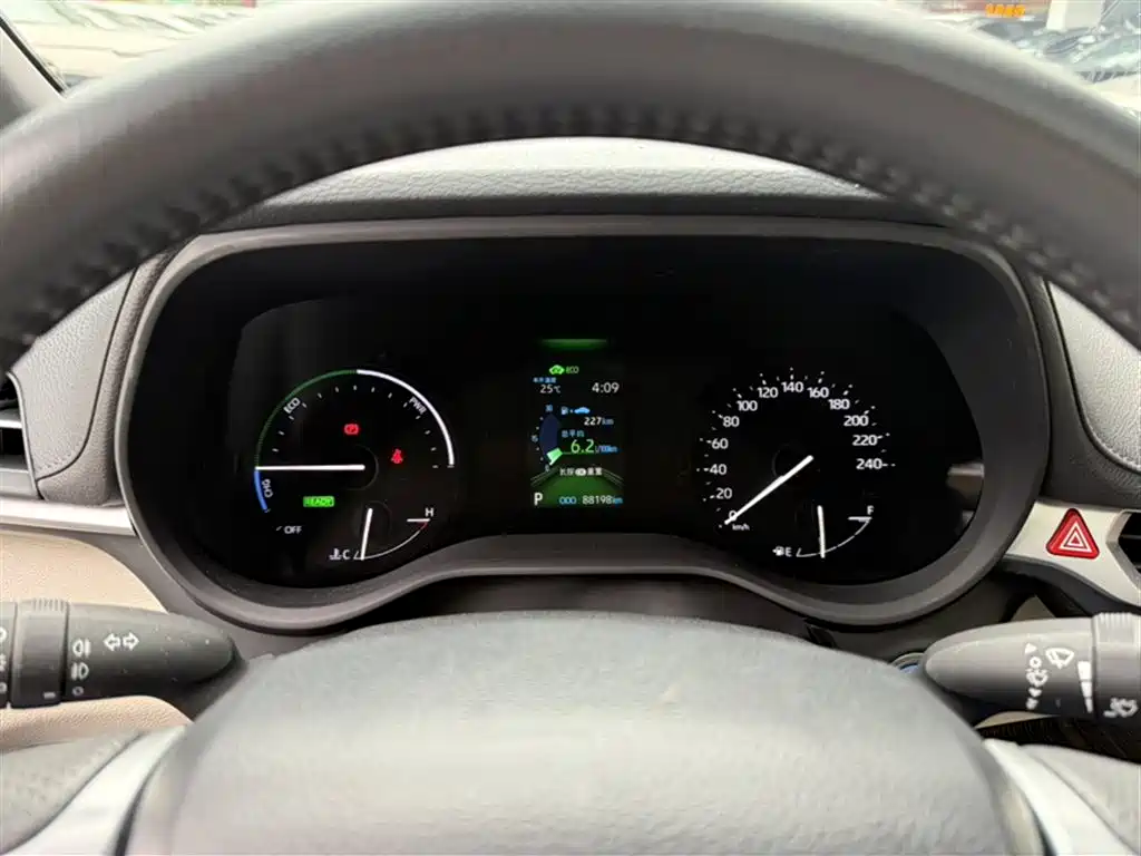 Toyota Sienna 2023 2.5L Hybrid Premium Edition фото 4