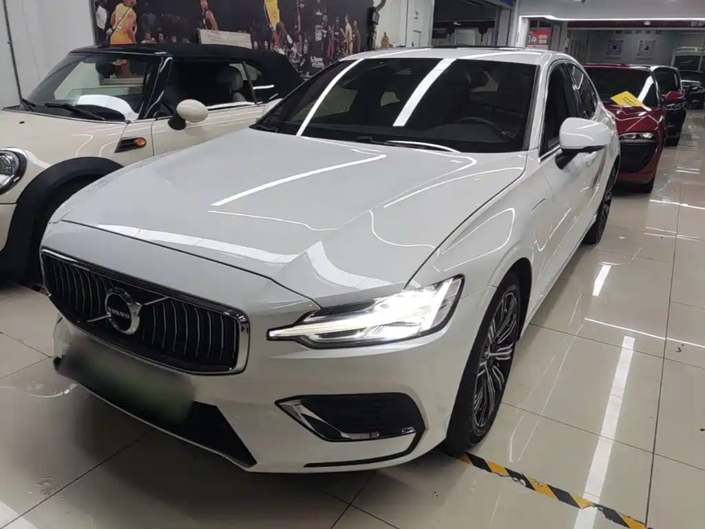 Фото 1 - Volvo S60 Plug-in Hybrid