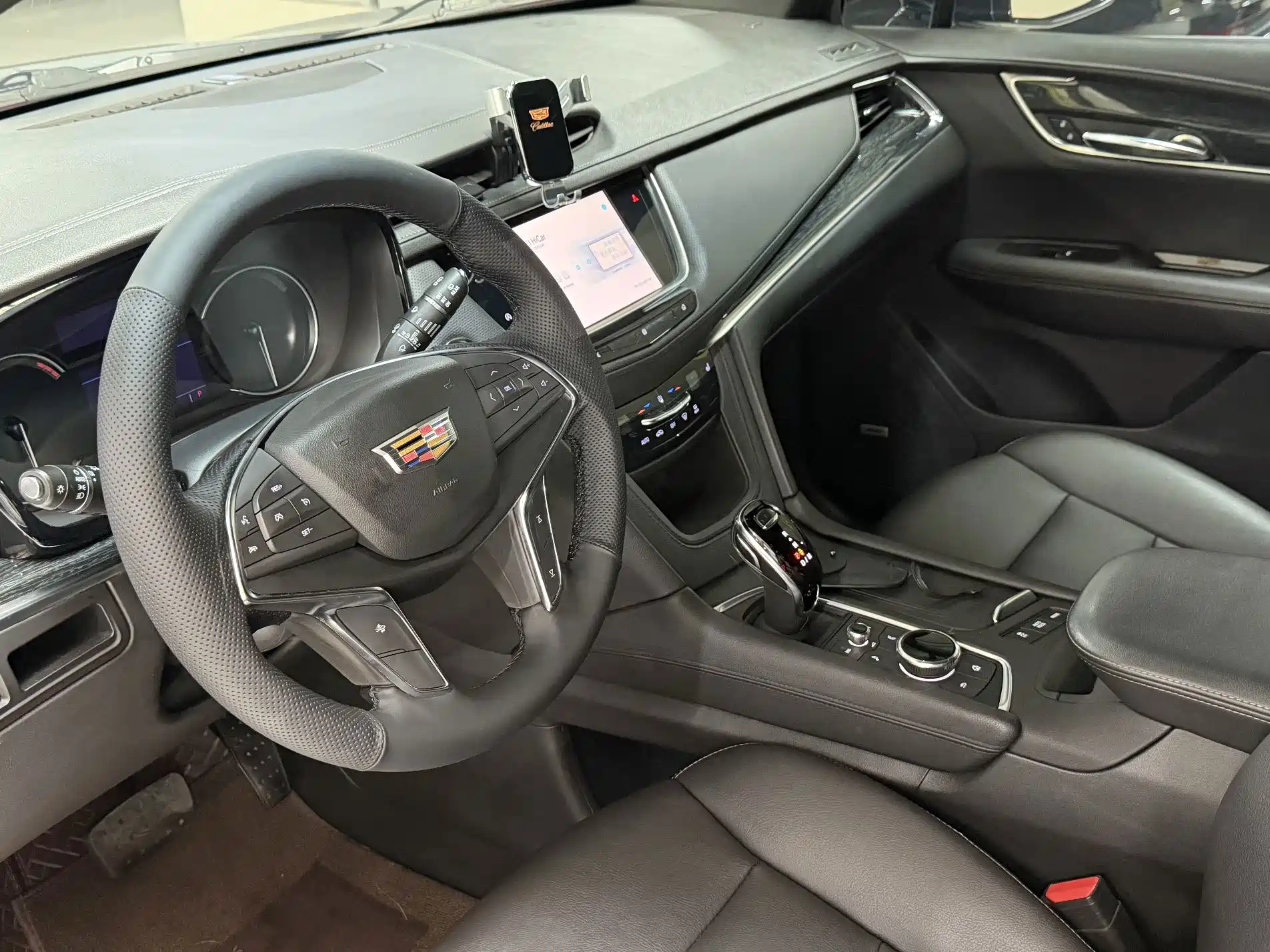 Фото 8 - Cadillac XT5