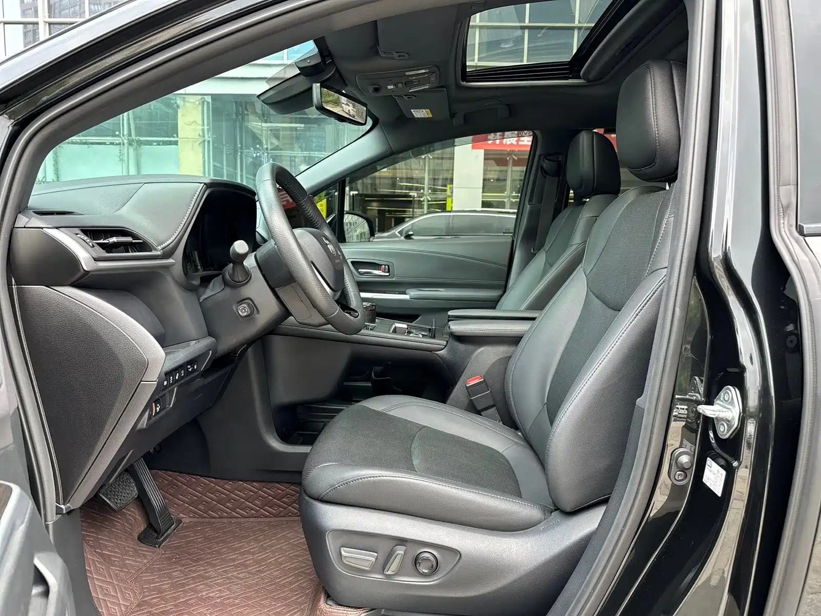Фото 8 - Toyota Granvia