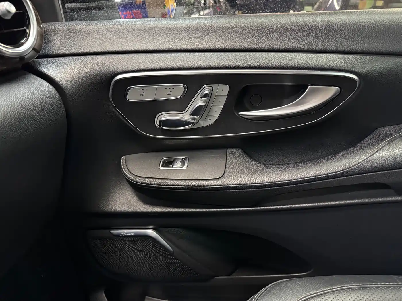 Mercedes-Benz V-Class 2017 Model V 260 L Premium Extended Edition фото 44