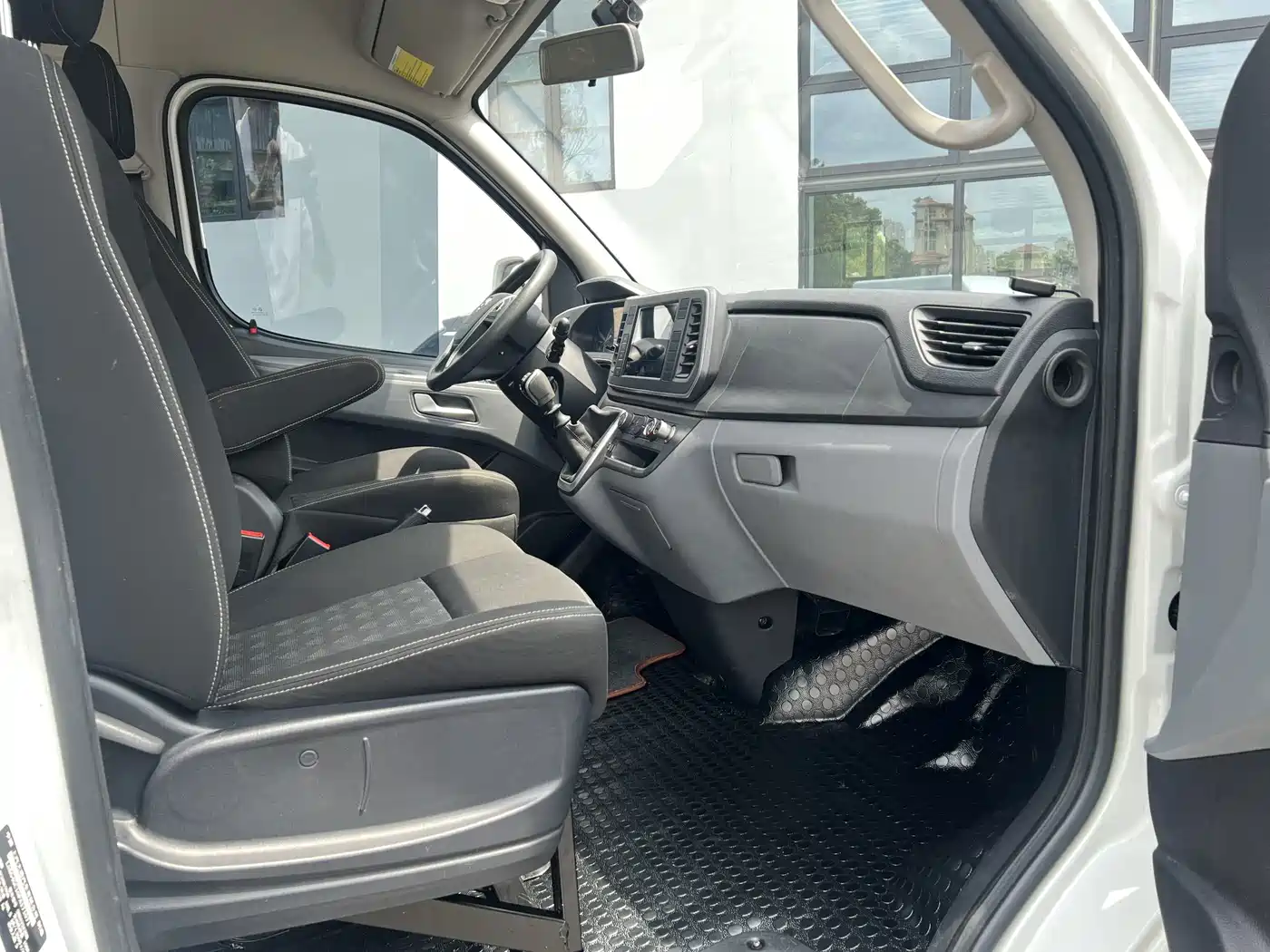 SAIC Maxus Xintu V80 2024 2023 2.0T Manual Classic Aoyun Short Wheelbase Medium Roof 5/6 Seats