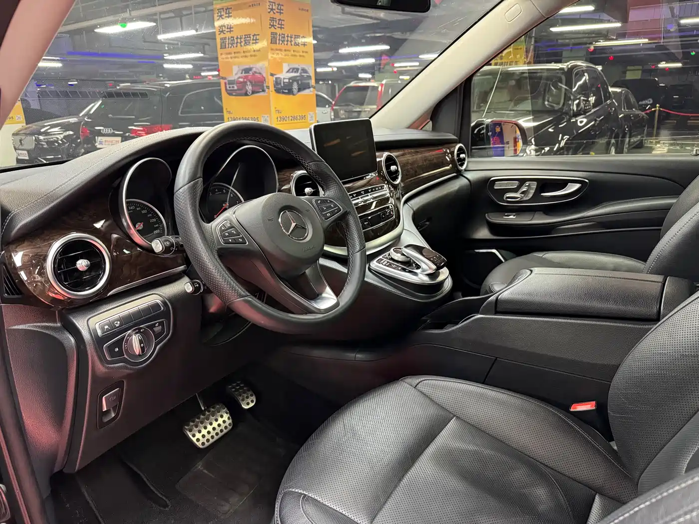 Mercedes-Benz V-Class 2017 Model V 260 L Premium Extended Edition фото 11
