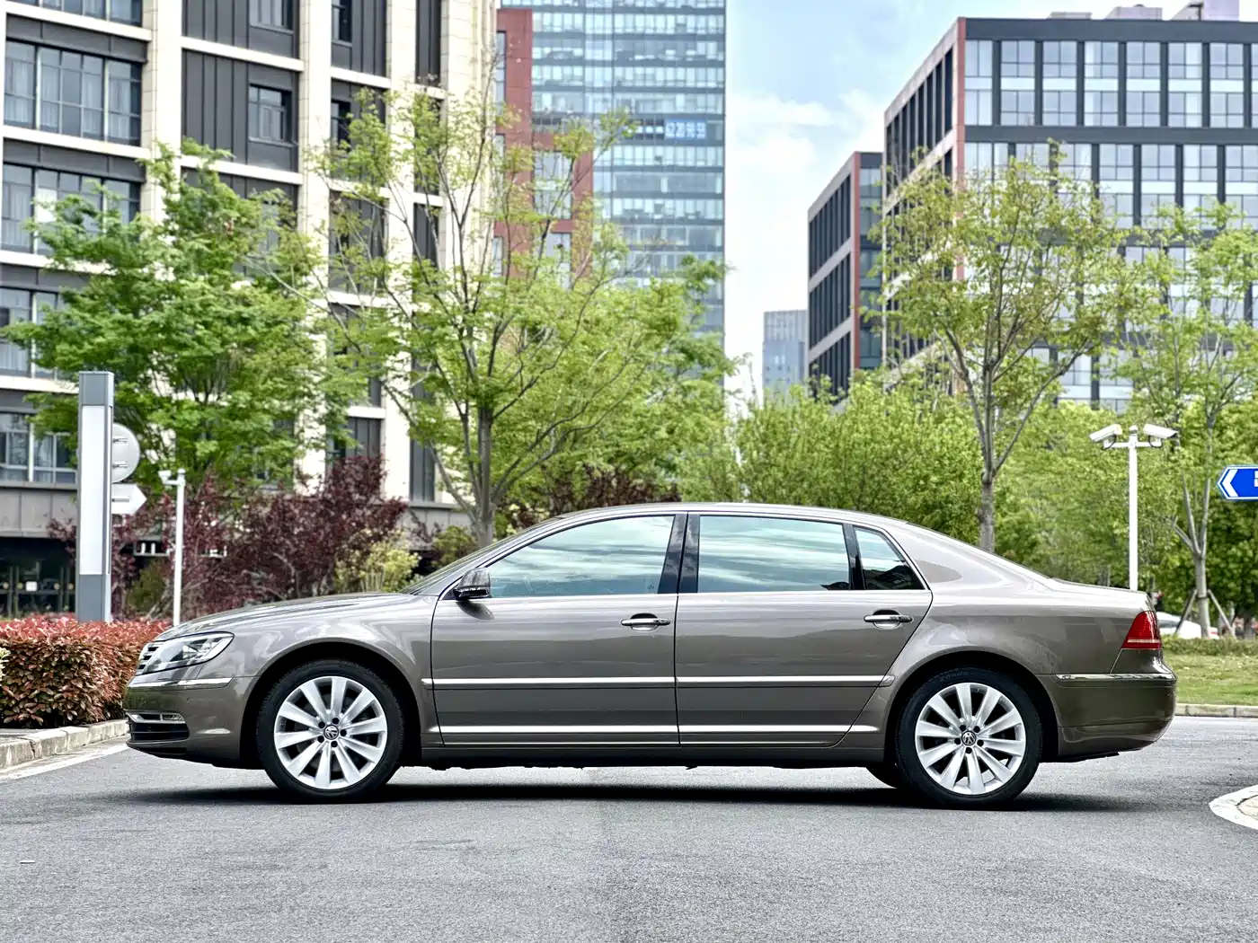 Volkswagen Phaeton 2012 3.6L Premium Custom фото 17