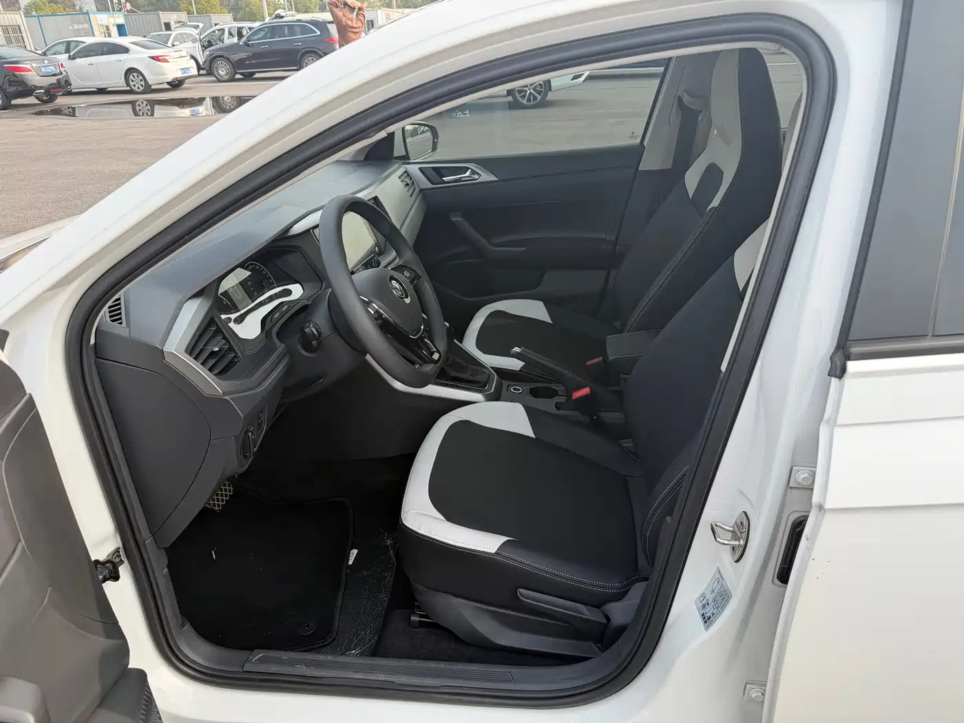 Volkswagen Polo 2019 Plus 1.5L Automatic Colorful Tech Edition фото 11