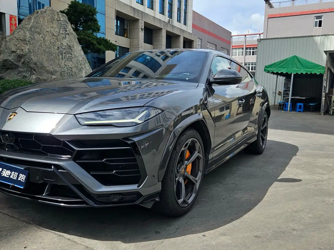 Фото 2 - Lamborghini Urus