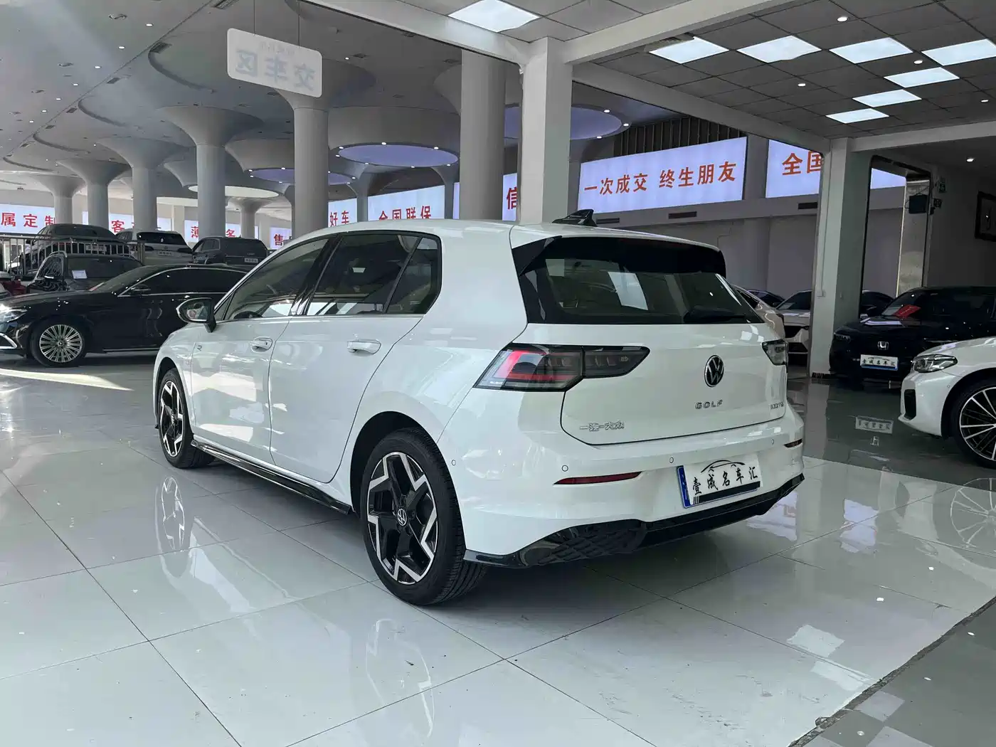 Volkswagen Golf 2025 Facelift 300TSI R-Line фото 6