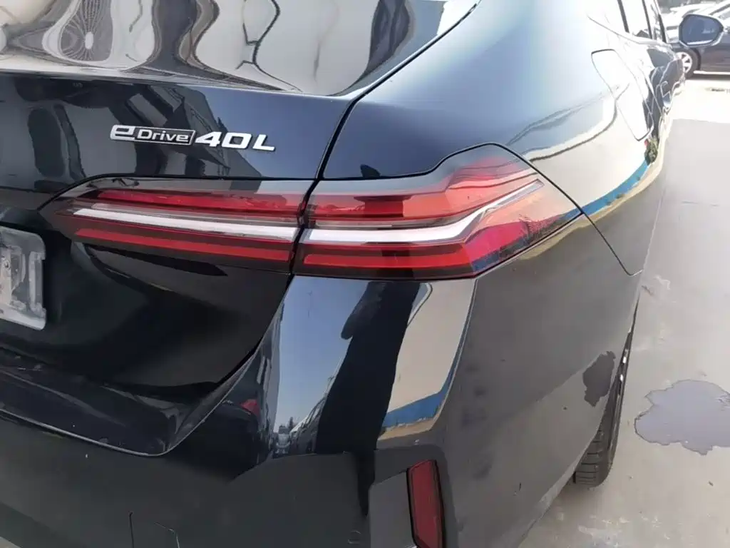 Photo 8 - BMW i5