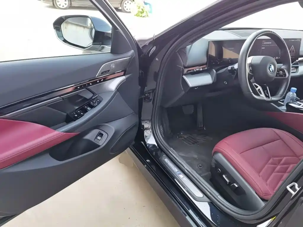 Photo 16 - BMW i5