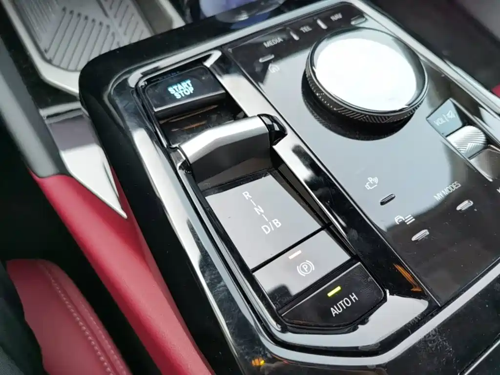 Photo 14 - BMW i5