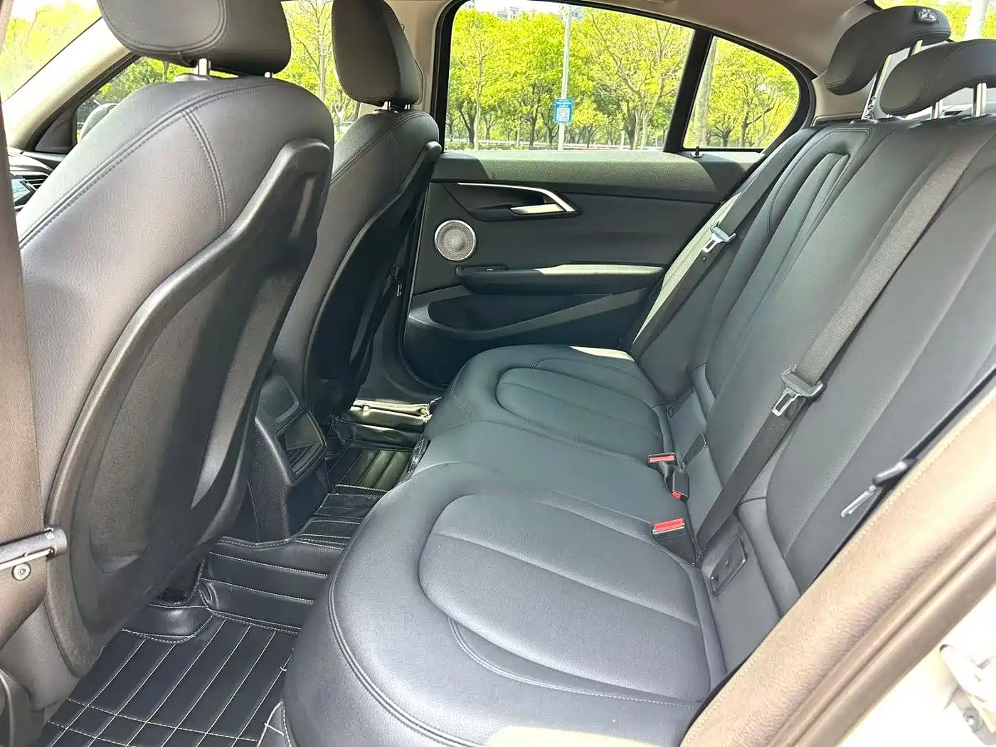 BMW 1 Series 2023 120i M Sport фото 9