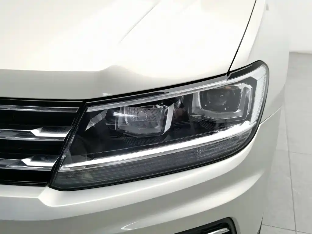 Photo 7 - Volkswagen Tiguan L