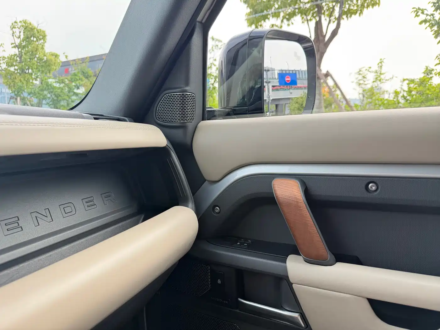 Land Rover Defender 2021 110 P400 X-DYNAMIC HSE фото 12