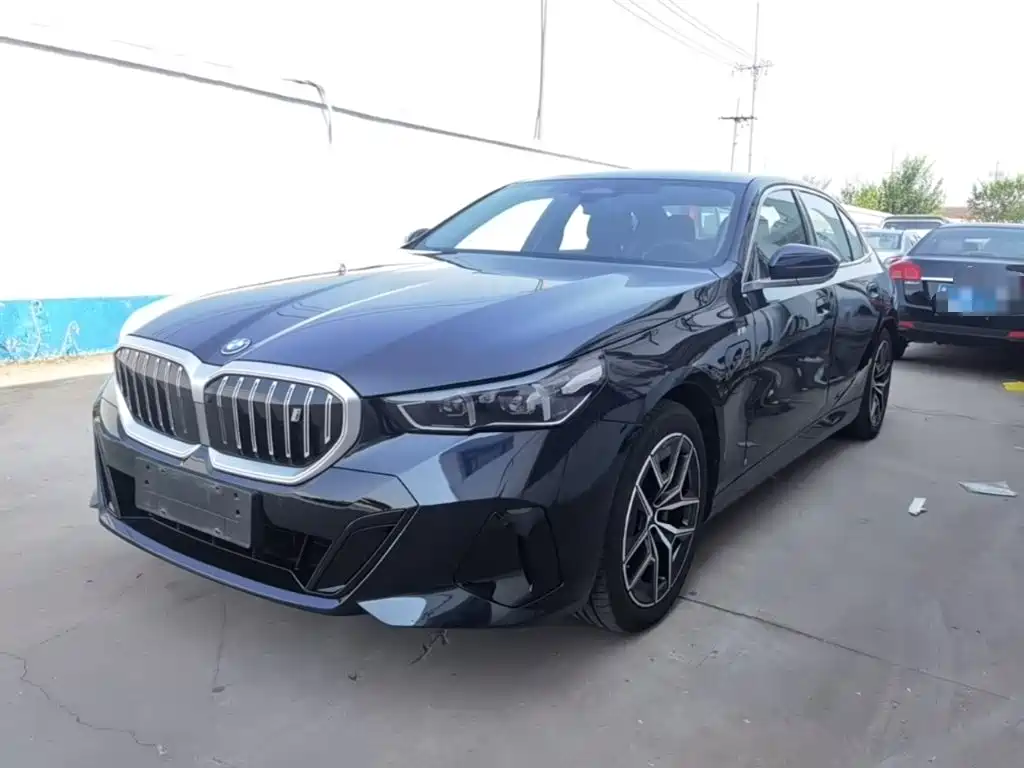 Photo 1 - BMW i5