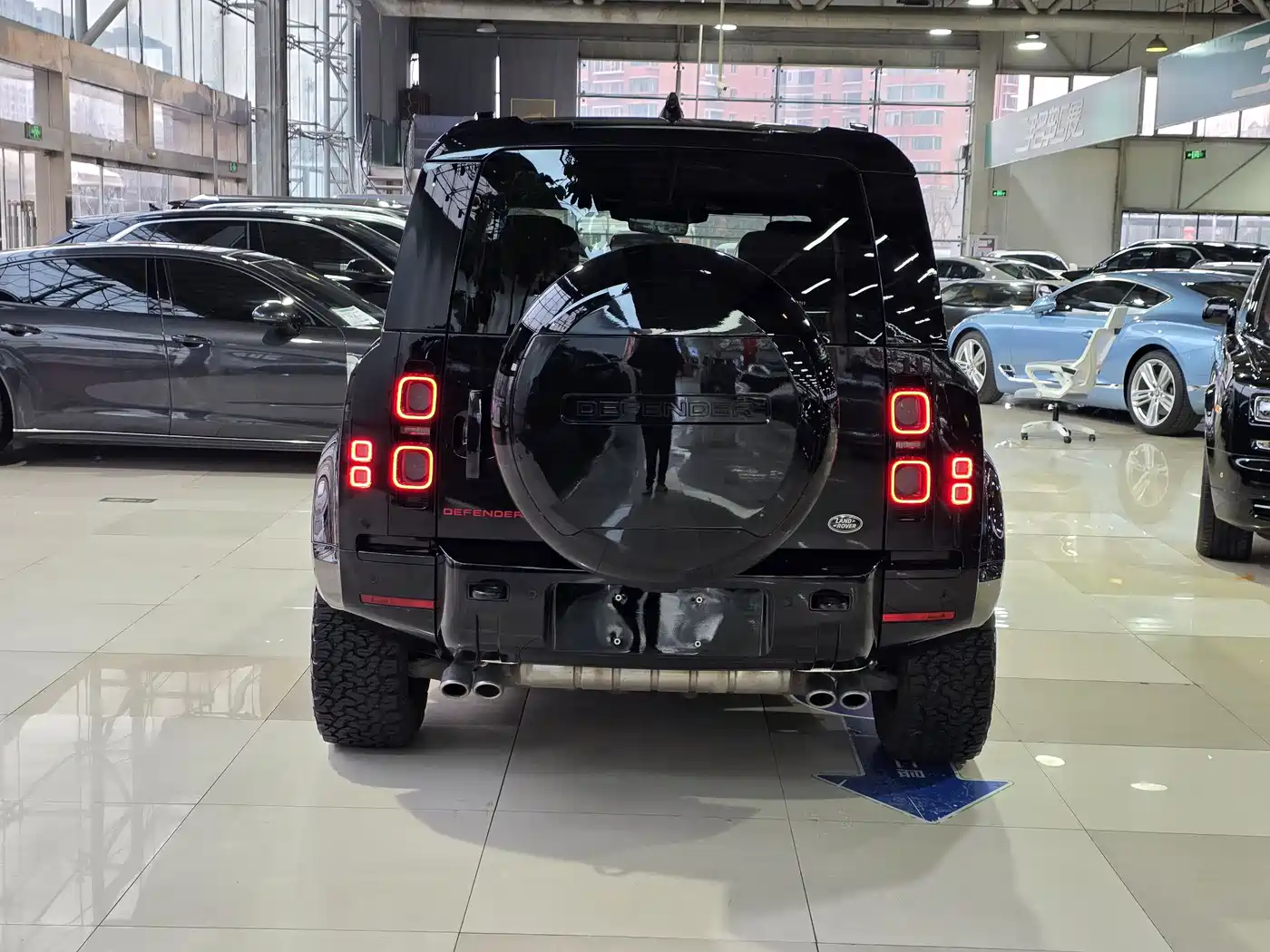 Land Rover Defender 2024 110 5.0T V8 фото 5